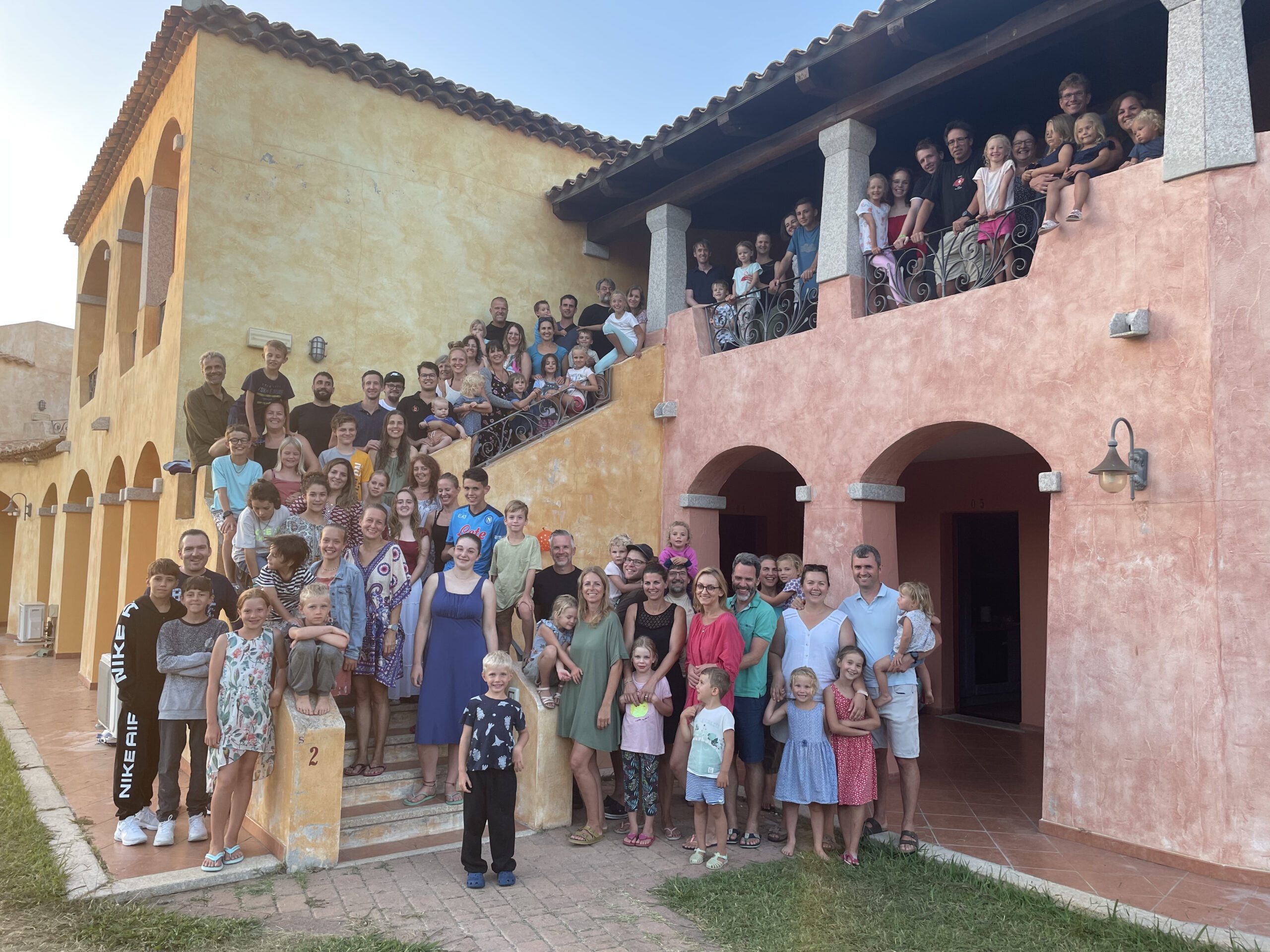 Wenn 100 Personen gemeinsam in den Urlaub fahren – Familienfreizeit auf Sardinien